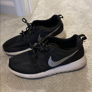 Nike roshe women’s shoes